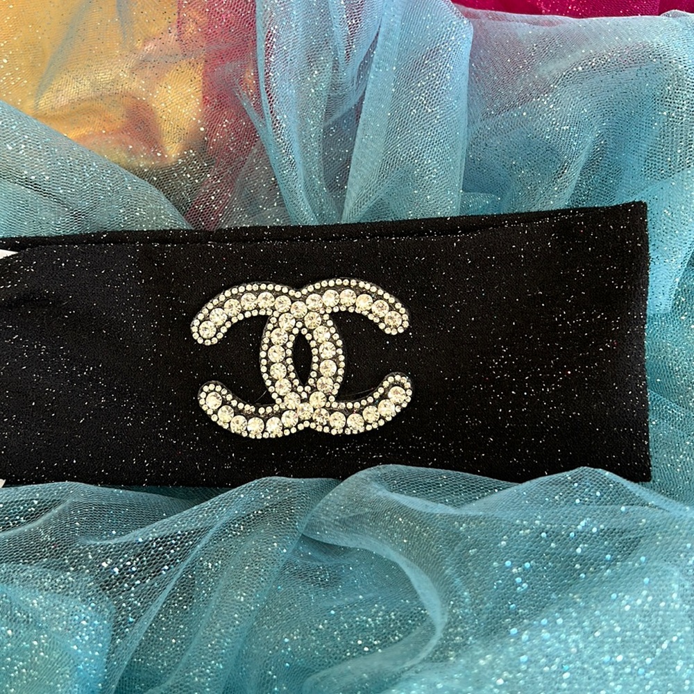 Cute headband.